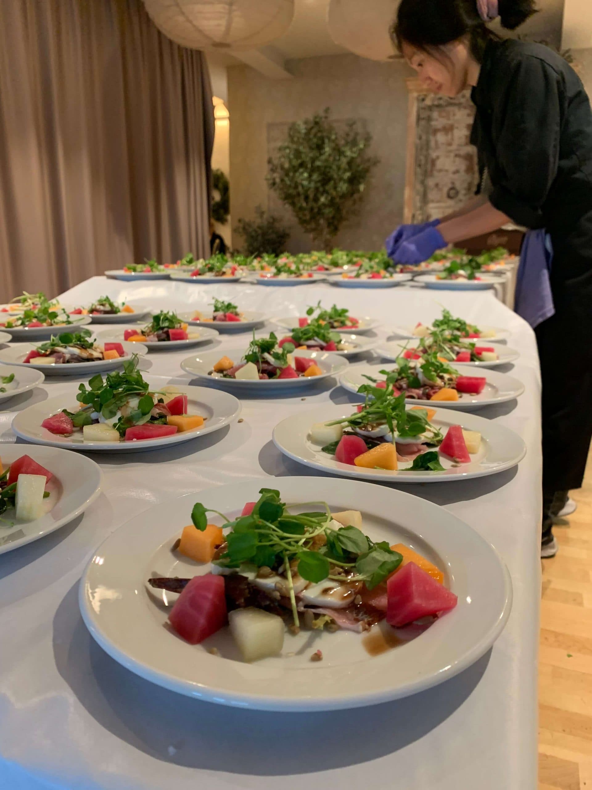 Aplate platar mat för catering.
