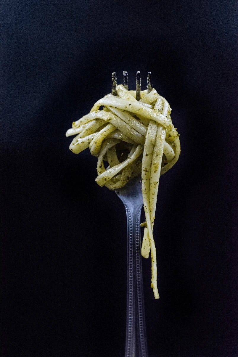 Svart bakrund med spaghetti på en gaffel